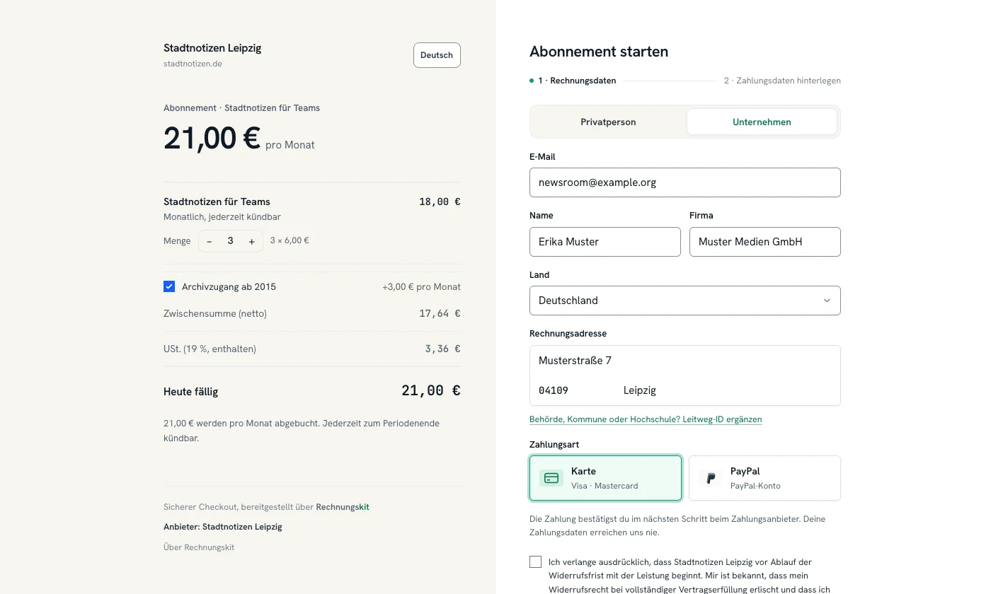 Abo-Checkout am Desktop: Links „21,00 € pro Monat“ gesamt. Die Zeile „Stadtnotizen für Teams“ zeigt 18,00 € bei Menge 3 zu je 6,00 €, darunter das angehakte Add-on „Archivzugang ab 2015“ mit eigenem Betrag „+3,00 € pro Monat“, Zwischensumme netto 17,64 €, USt. 19 % 3,36 € und „Heute fällig 21,00 €“. Rechts das Formular „Abonnement starten“ mit Unternehmen, Firma Muster Medien GmbH, Rechnungsadresse in Leipzig und Zahlungsart Karte oder PayPal