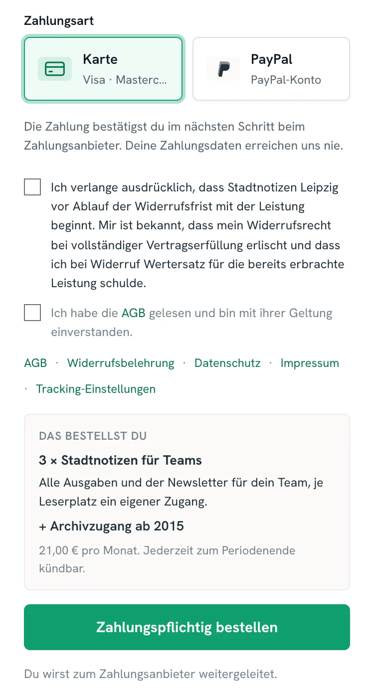 Abo-Checkout auf dem Smartphone: Zahlungsart Karte oder PayPal, Checkbox für den vorzeitigen Leistungsbeginn mit Hinweis auf Widerrufsrecht und Wertersatz, Checkbox für die AGB, Links zu AGB, Widerrufsbelehrung, Datenschutz, Impressum und Tracking-Einstellungen. Darunter der Kasten „Das bestellst du“ mit „3 × Stadtnotizen für Teams“, dem Text „Alle Ausgaben und der Newsletter für dein Team, je Leserplatz ein eigener Zugang.“, dem Add-on „+ Archivzugang ab 2015“ und „21,00 € pro Monat. Jederzeit zum Periodenende kündbar.“, dann der Button „Zahlungspflichtig bestellen“