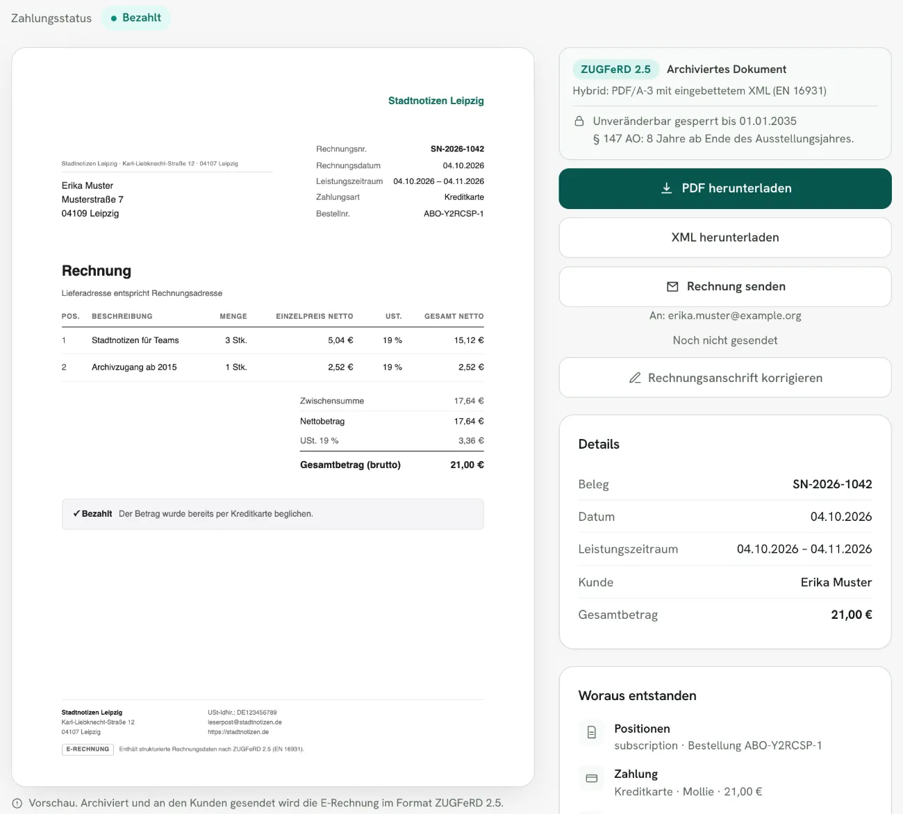 Rechnungskit, Rechnung SN-2026-1042 aus einem Abo: Vorschau mit Leistungszeitraum 04.10.2026 bis 04.11.2026, Position 1 „Stadtnotizen für Teams“ 3 Stück zu 5,04 € netto, Position 2 „Archivzugang ab 2015“ 1 Stück zu 2,52 € netto, USt. 19 % und Gesamtbetrag 21,00 €. Rechts ZUGFeRD 2.5 als archiviertes Dokument und Buttons für PDF- und XML-Download
