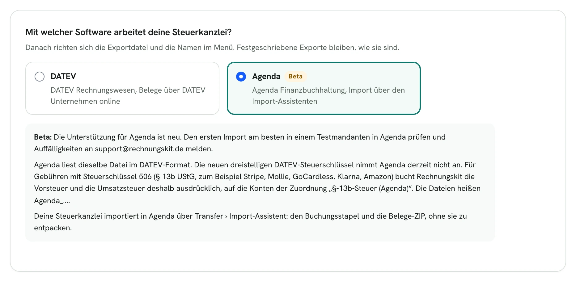Rechnungskit, Einstellungen, DATEV-Einstellungen, Reiter Allgemein: Karte „Mit welcher Software arbeitet deine Steuerkanzlei?“ mit den Optionen DATEV (DATEV Rechnungswesen, Belege über DATEV Unternehmen online) und Agenda mit Beta-Hinweis (Agenda Finanzbuchhaltung, Import über den Import-Assistenten), Agenda ist gewählt; darunter der Hinweis zu den dreistelligen Steuerschlüsseln, der Zuordnung „§-13b-Steuer (Agenda)“, den Dateinamen Agenda_… und dem Import über Transfer › Import-Assistent