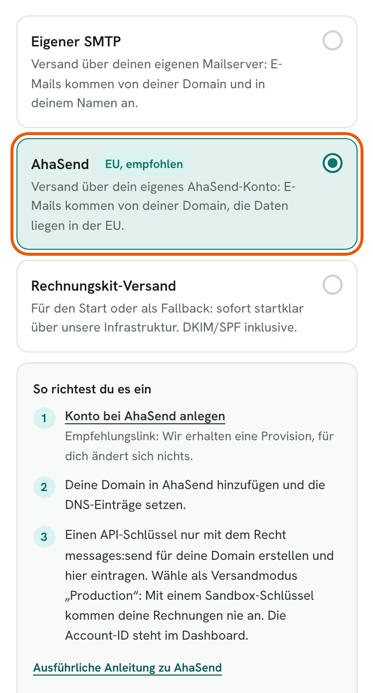 Rechnungskit, Einstellungen → E-Mail-Versand: Unter „Versandweg“ ist „AhaSend“ mit dem Hinweis „EU, empfohlen“ ausgewählt und markiert, darüber „Eigener SMTP“, darunter „Rechnungskit-Versand“. Darunter stehen die drei Schritte zum Einrichten: Konto bei AhaSend anlegen, Domain hinzufügen und DNS-Einträge setzen, API-Schlüssel mit dem Recht messages:send im Versandmodus „Production“ erstellen