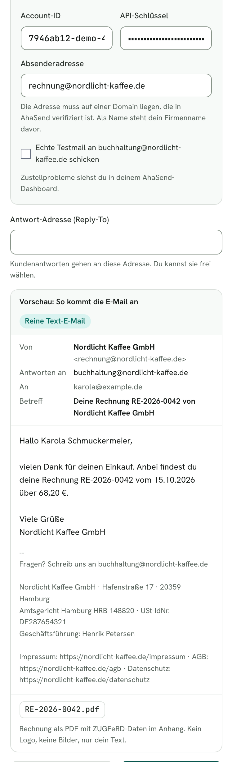 Rechnungskit, Einstellungen → E-Mail-Versand mit AhaSend: Account-ID und API-Schlüssel sind ausgefüllt, die Absenderadresse ist rechnung@nordlicht-kaffee.de. Darunter das Feld für die Antwort-Adresse und die Vorschau: Von Nordlicht Kaffee GmbH <rechnung@nordlicht-kaffee.de>, Antworten an buchhaltung@nordlicht-kaffee.de, Betreff „Deine Rechnung RE-2026-0042 von Nordlicht Kaffee GmbH“, der Text der Mail mit Firmenangaben und die Rechnung als PDF im Anhang