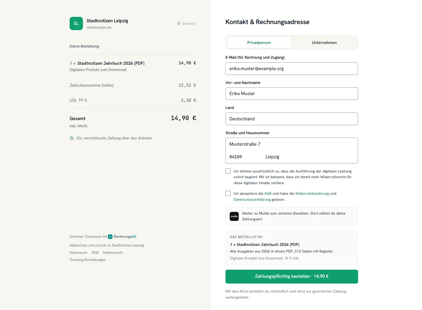 Gehosteter Checkout am Desktop: Links die Bestellung „1 × Stadtnotizen Jahrbuch 2026 (PDF)“ mit Zwischensumme netto 12,52 €, USt. 19 % 2,38 € und Gesamt 14,90 €. Rechts das Formular mit Privatperson oder Unternehmen, E-Mail, Name, Land und Adresse, die Checkbox zum Widerrufsrecht bei digitalen Inhalten, die Zustimmung zu AGB und Datenschutz und der Hinweis auf die Weiterleitung zu Mollie. Direkt über dem Button „Zahlungspflichtig bestellen · 14,90 €“ steht der Kasten „Das bestellst du“ mit „1 × Stadtnotizen Jahrbuch 2026 (PDF)“, dem Text „Alle Ausgaben aus 2026 in einem PDF, 312 Seiten mit Register.“ und „Digitales Produkt zum Download. 19 % USt.“