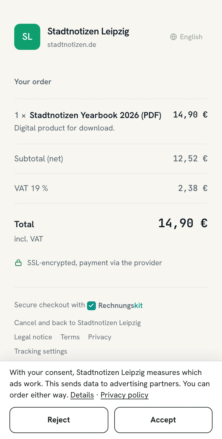 Checkout on a smartphone with the consent bar at the bottom: "With your consent, Stadtnotizen Leipzig measures which ads work. This sends data to advertising partners. You can order either way." Followed by the links Details and Privacy policy and the equally sized buttons "Reject" and "Accept"