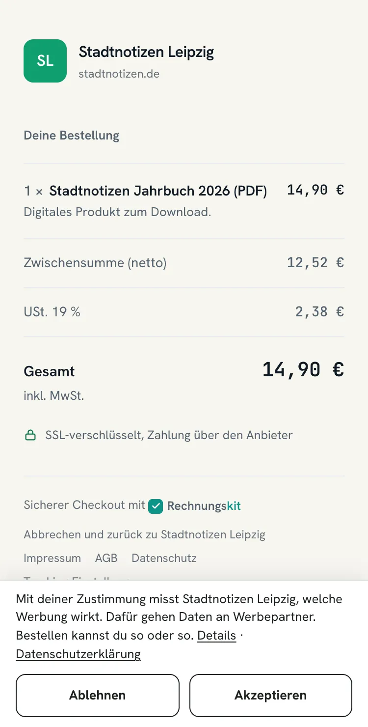 Checkout auf dem Smartphone mit Einwilligungs-Leiste am unteren Rand: „Mit deiner Zustimmung misst Stadtnotizen Leipzig, welche Werbung wirkt. Dafür gehen Daten an Werbepartner. Bestellen kannst du so oder so.“ Darunter die Links Details und Datenschutzerklärung und die gleich großen Knöpfe „Ablehnen“ und „Akzeptieren“