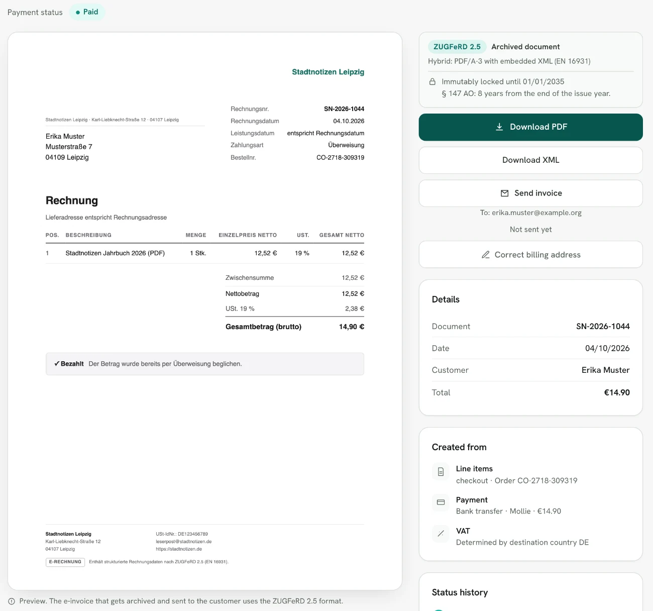 Rechnungskit, invoice SN-2026-1044: on the left the preview of the German-language invoice to Erika Muster for 14,90 € with the note "Bezahlt" (paid), on the right ZUGFeRD 2.5 as an archived document, immutably locked until 01/01/2035, buttons to download PDF and XML, and the details with document number, date, customer and total