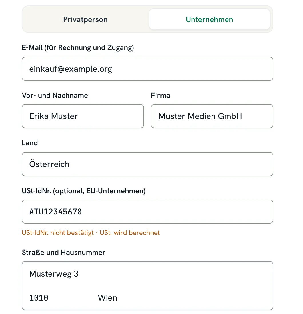 Checkout-Formular für ein Unternehmen: Firma Muster Medien GmbH, Land Österreich, USt-IdNr. ATU12345678. Unter dem Feld steht „USt-IdNr. nicht bestätigt · USt. wird berechnet“