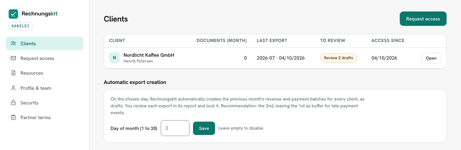 Rechnungskit tax firm access, client list: Nordlicht Kaffee GmbH with last export 2026-07, the badge Review 2 drafts and access since 04/10/2026, below it automatic export creation set to day 2 of the month