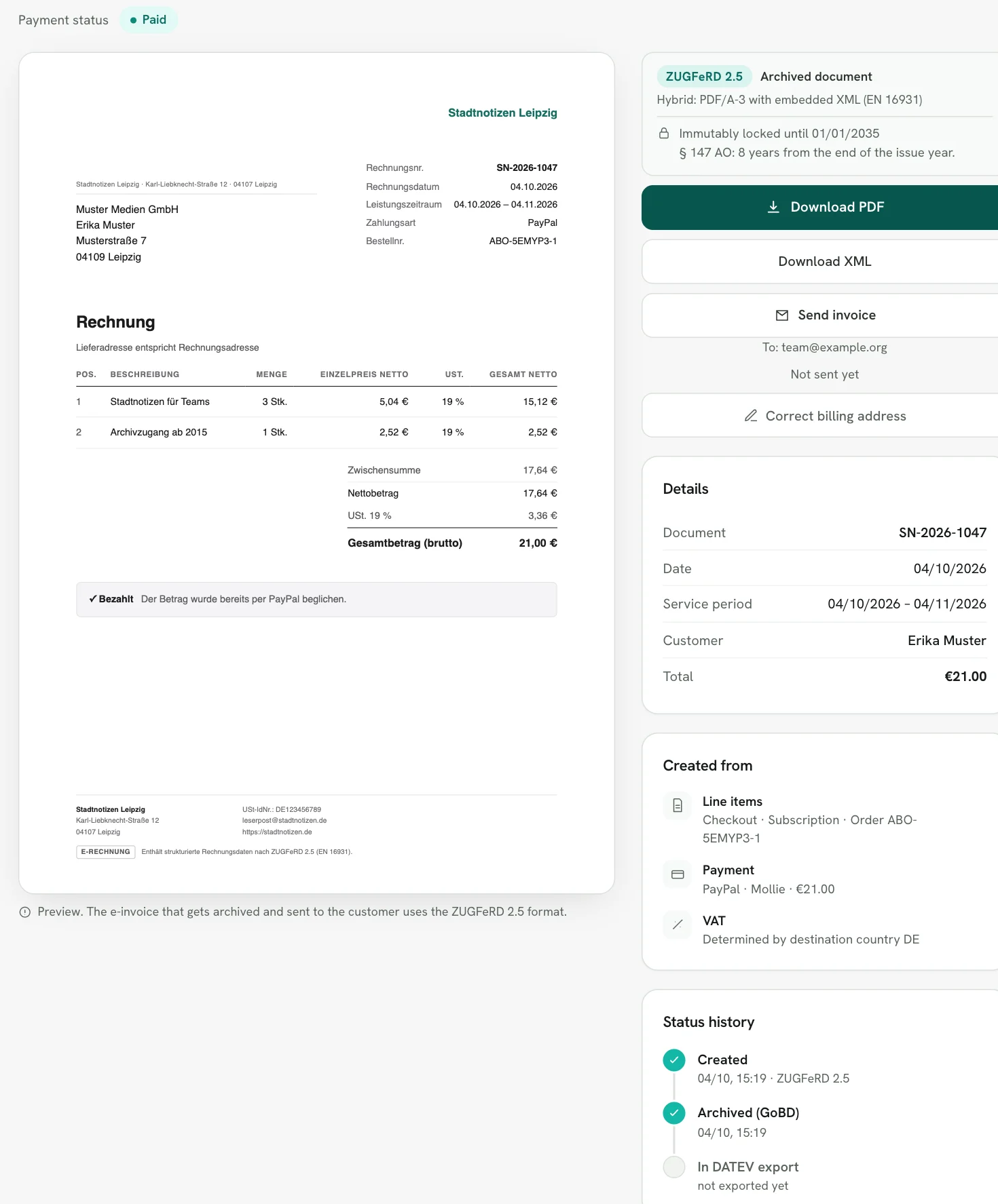 Rechnungskit in English, invoice SN-2026-1047 from a subscription: on the left the preview of the German-language invoice with service period 04.10.2026 to 04.11.2026, two lines and a total of 21,00 €, at the bottom the note "E-Rechnung: Enthält strukturierte Rechnungsdaten nach ZUGFeRD 2.5 (EN 16931)". On the right "ZUGFeRD 2.5 · Archived document, Hybrid: PDF/A-3 with embedded XML (EN 16931)", "Immutably locked until 01/01/2035", the buttons "Download PDF" and "Download XML" and the status history with "Created" and "Archived (GoBD)"