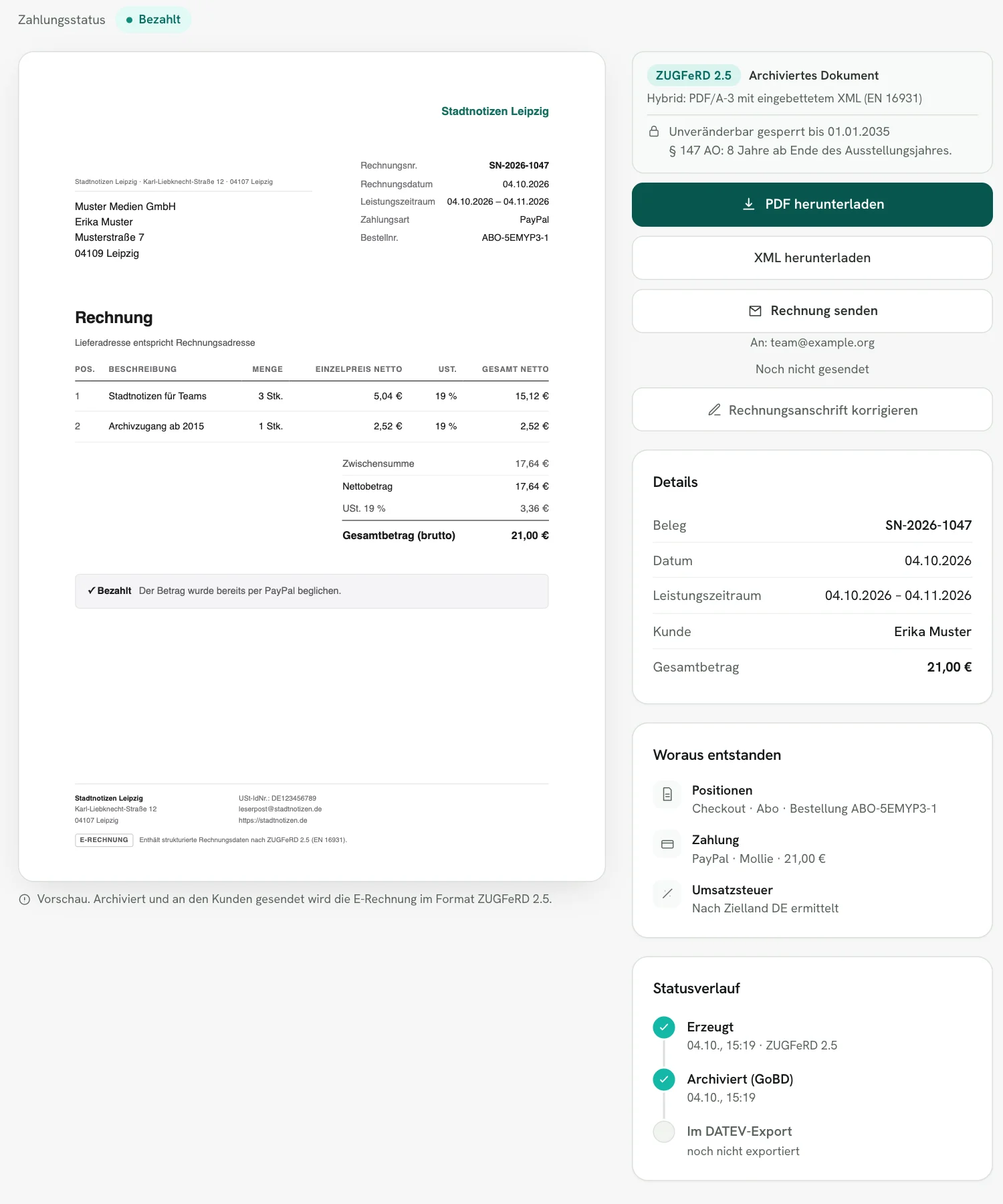 Rechnungskit, Rechnung SN-2026-1047 aus einem Abo: links die Vorschau mit Leistungszeitraum 04.10.2026 bis 04.11.2026, zwei Positionen und Gesamtbetrag 21,00 €, unten der Vermerk „E-Rechnung: Enthält strukturierte Rechnungsdaten nach ZUGFeRD 2.5 (EN 16931)“. Rechts „ZUGFeRD 2.5 · Archiviertes Dokument, Hybrid: PDF/A-3 mit eingebettetem XML (EN 16931)“, „Unveränderbar gesperrt bis 01.01.2035“, die Buttons „PDF herunterladen“ und „XML herunterladen“ und der Statusverlauf mit „Erzeugt“ und „Archiviert (GoBD)“