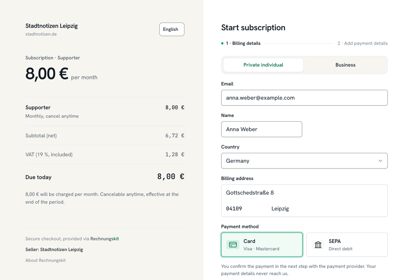 Rechnungskit checkout for the Supporter tier of Stadtnotizen Leipzig: on the left €8.00 per month with a net subtotal of €6.72 and €1.28 VAT at 19 percent, on the right the form with private individual or business, email, name, country, billing address and the payment methods card or SEPA Direct Debit