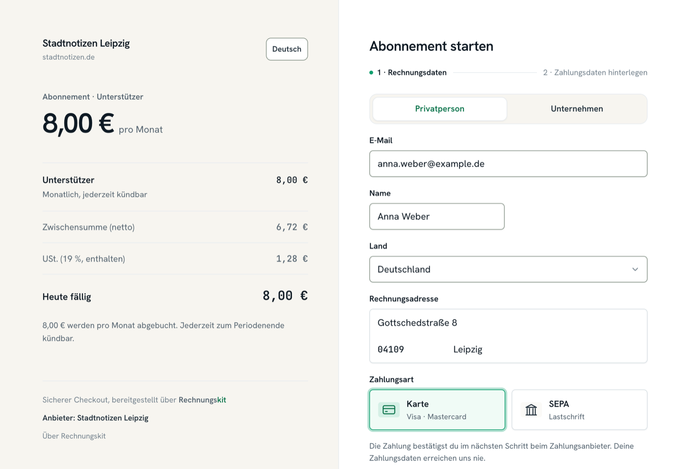 Rechnungskit-Checkout für die Stufe Unterstützer von Stadtnotizen Leipzig: links 8,00 € pro Monat mit Zwischensumme netto 6,72 € und 1,28 € Umsatzsteuer zu 19 Prozent, rechts das Formular mit Privatperson oder Unternehmen, E-Mail, Name, Land, Rechnungsadresse und der Zahlart Karte oder SEPA-Lastschrift