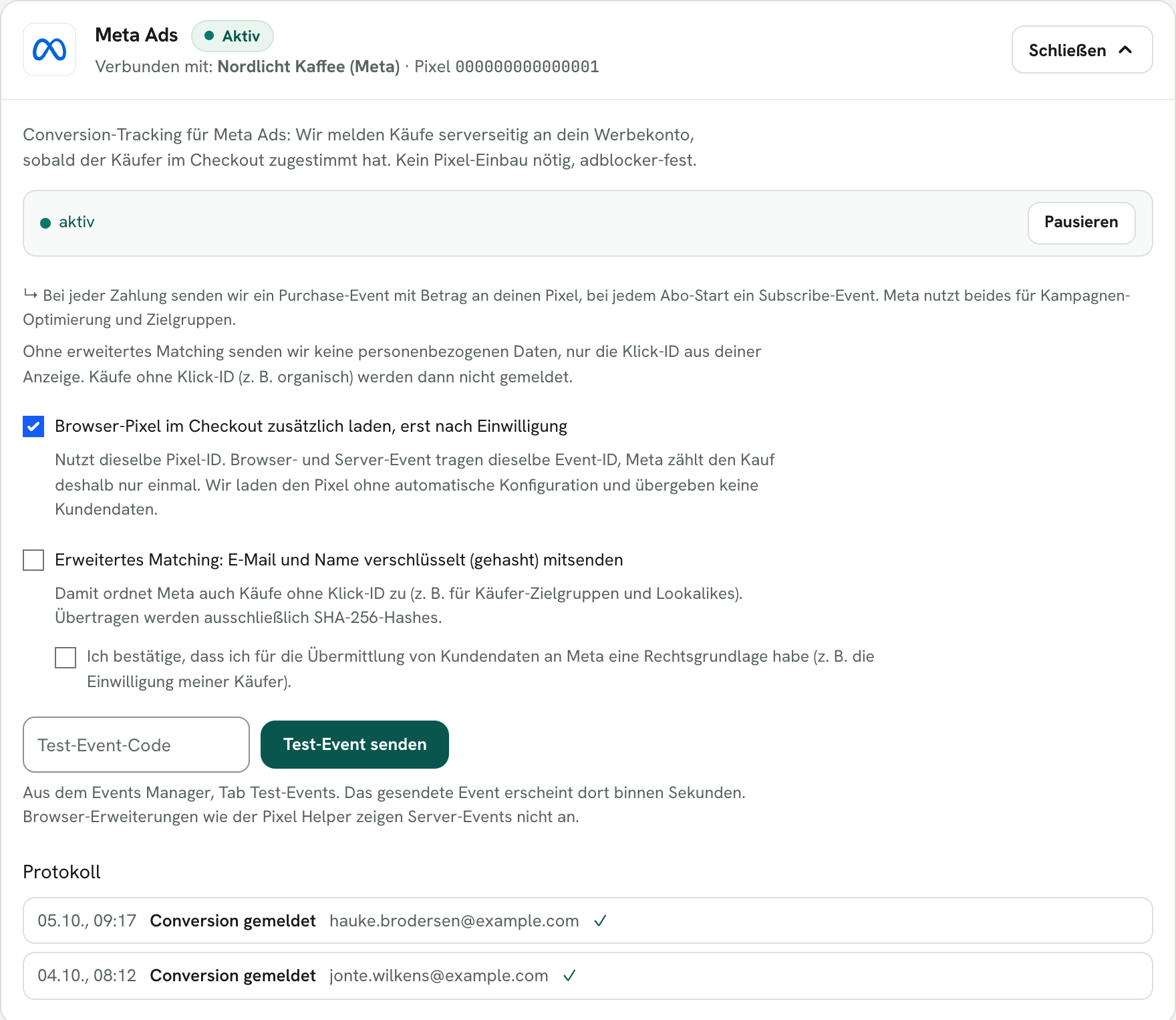 Rechnungskit, aufgeklappte Meta-Ads-Karte: Status aktiv, verbunden mit „Nordlicht Kaffee (Meta)“ und der Pixel-ID. Darunter der Hinweis, dass Käufe serverseitig gemeldet werden, sobald der Käufer im Checkout zugestimmt hat, die Schalter für den Browser-Pixel (an) und das erweiterte Matching (aus) mit dem Bestätigungs-Häkchen zur Rechtsgrundlage, das Feld für den Test-Event-Code mit dem Knopf „Test-Event senden“ und das Protokoll mit zwei gemeldeten Conversions