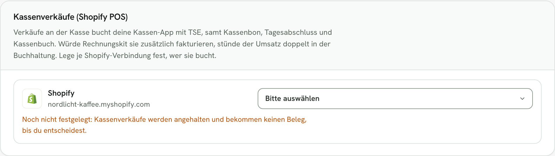 Rechnungskit, Belegregeln, Karte „Kassenverkäufe (Shopify POS)“: Erklärung, dass die Kassen-App Kassenverkäufe mit TSE samt Kassenbon, Tagesabschluss und Kassenbuch bucht, darunter die Verbindung nordlicht-kaffee.myshopify.com mit der Auswahl „Bitte auswählen“ und dem Hinweis, dass Kassenverkäufe angehalten werden und keinen Beleg bekommen, bis du entscheidest
