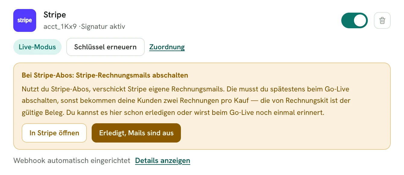 Rechnungskit, Verbindungen → Connect, Karte Stripe im Demo-Konto: acct_1Kx9 mit „Signatur aktiv“, Schalter an, „Live-Modus“, Knöpfe „Schlüssel erneuern“ und „Zuordnung“, darunter der Hinweis „Bei Stripe-Abos: Stripe-Rechnungsmails abschalten“ mit „In Stripe öffnen“ und „Erledigt, Mails sind aus“, ganz unten „Webhook automatisch eingerichtet“ mit „Details anzeigen“